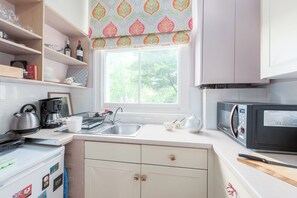 Apartment (1 Bedroom) | Private kitchen | Fridge, microwave, oven, stovetop