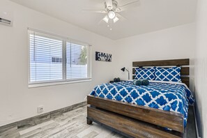 1 habitación, tabla de planchar con plancha y cuna de viaje 