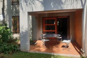 Outdoor dining - Sandton Gateway - 2 Bedroomed Furnished Apartment (Parktown North)