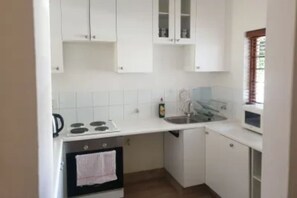 Fridge, microwave, oven, stovetop - Sandton Gateway - 2 Bedroomed Furnished Apartment (Parktown North)