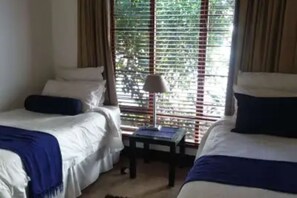2 bedrooms, in-room safe, desk, iron/ironing board - Sandton Gateway - 2 Bedroomed Furnished Apartment (Parktown North)