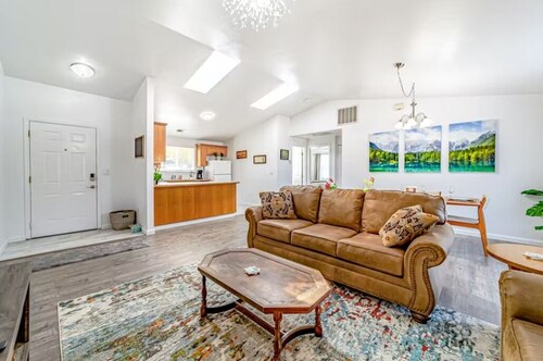 Peaceful retreat near the redwoods, ocean, and golf course!