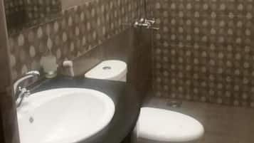 Quarto casal luxo | Banheiro | Chuveiro, produtos de toalete grátis, toalhas de banho