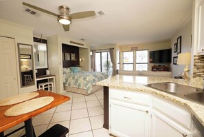 アイロン / アイロン台、WiFi (無料)、ベッドシーツ