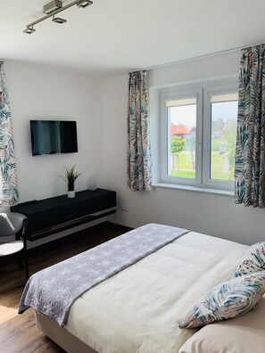 2 quartos, ferros/tábuas de passar roupa, berço de viagem