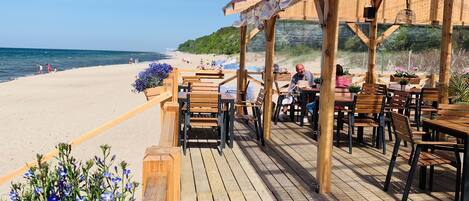 En la playa y camastros