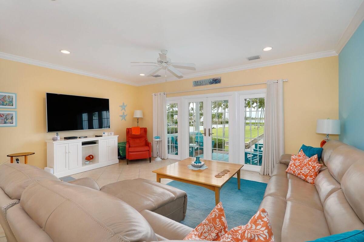 Villa, 3 Bedrooms | Living room | 36-inch TV with cable channels