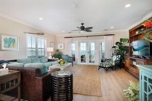 Villa, 3 slaapkamers | Woonkamer | Een 36-inch televisie met kabelzenders