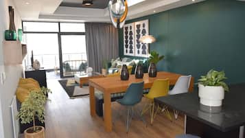 Basic Apartment, 2 Queen Beds | Dining
