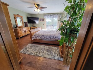 4 bedrooms, desk, free WiFi, bed sheets