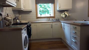 Kabin, 2 Tempat Tidur Queen | Dapur pribadi | Lemari es, oven, kompor, dan ketel listrik