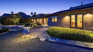 A modern house with a well-maintained garden and a gravel driveway. - 3BR Encinitas Family Retreat | Hot Tub & Fire Pit (Encinitas)
