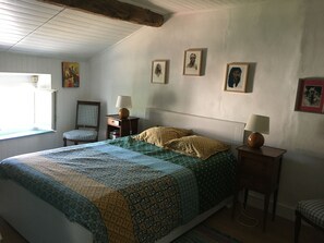 3 slaapkamers, een strijkplank/strijkijzer, reisbedje, gratis wifi