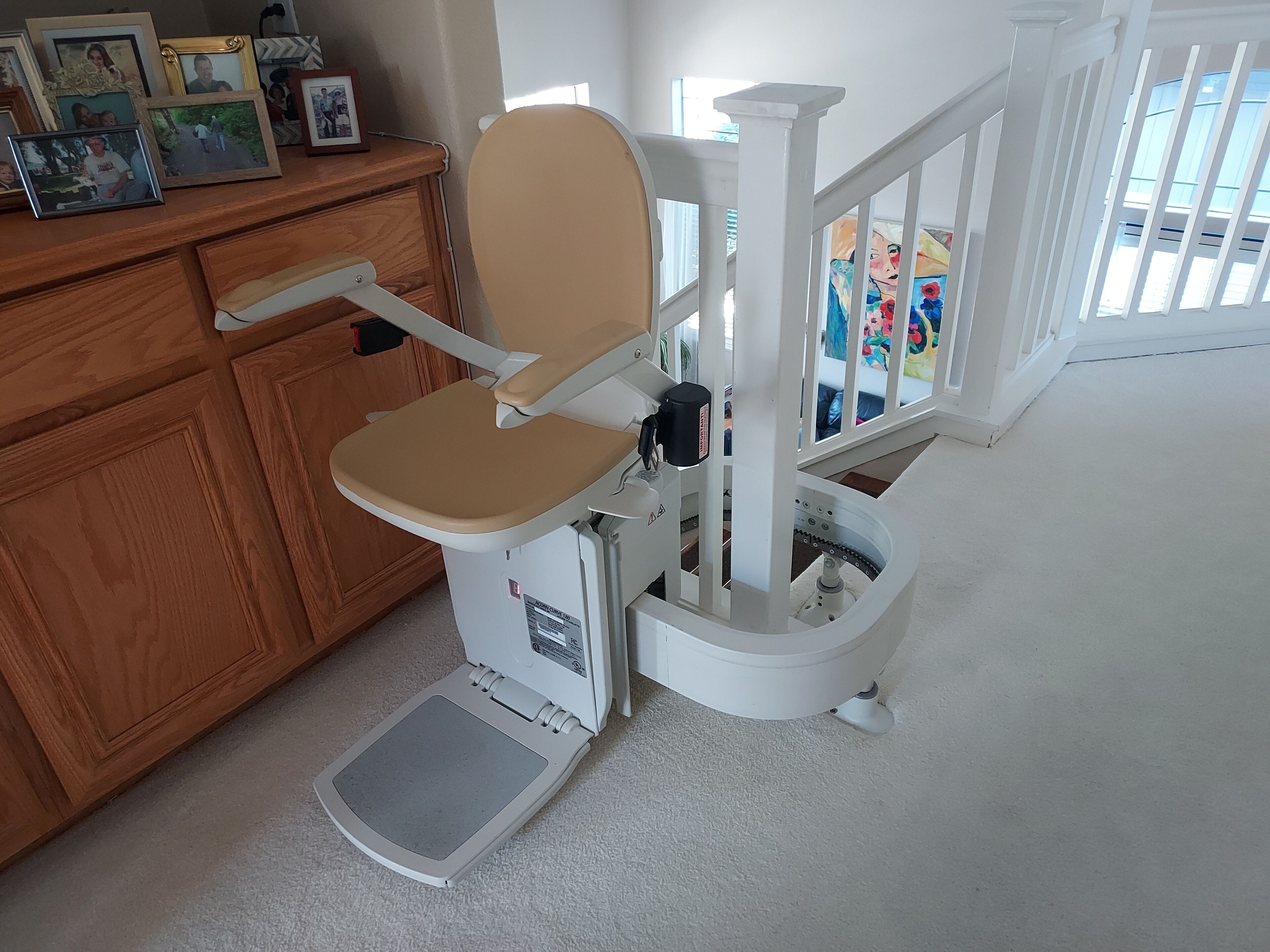 Una silla dental en una habitación con un armario de madera y una ventana con persianas.