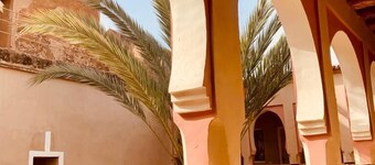 Charming Riad in the heart of the Kasbah ramparts with swimming pool jacuzzi hamam