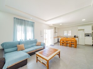 TV - Cubo's Casa Rural Finca Armonia / private pool / air conditioning / fiber optics / free wifi (Alhaurín el Grande)