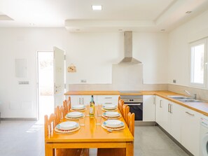 Frigorífico, microondas, horno y lavavajillas