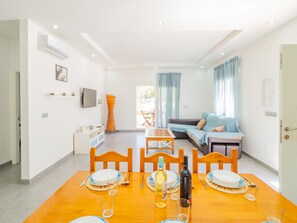 TV - Cubo's Casa Rural Finca Armonia / private pool / air conditioning / fiber optics / free wifi (Alhaurín el Grande)