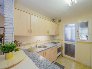 Frigorífico, microondas, horno y cafetera o tetera