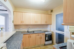 Coffee/tea maker, fridge, microwave, oven