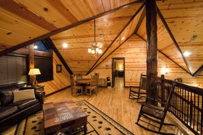 Televisión de pantalla plana, chimenea, reproductor de DVD, futbolito