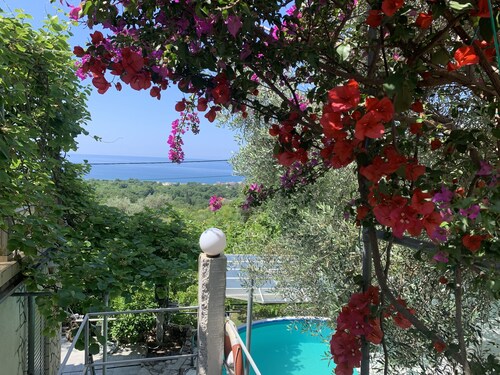 Apartment with sea view and pool - lemon garden