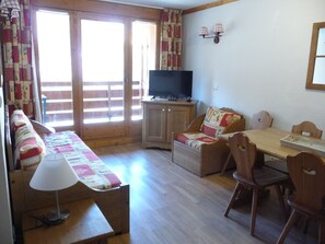 TV - 3-room apartment for 6 people with balcony and parking (Valloire)