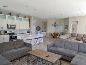 Smart TV, DVD player, books - Quiet Lakeside Retreat -Peaceful Home w/ Pool (Bradenton)