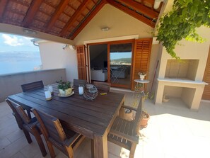 Outdoor dining - Apartments Iggy - Three Bedroom Apartment with Sea View and Terrace (Postira)