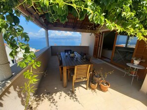 Outdoor dining - Apartments Iggy - Three Bedroom Apartment with Sea View and Terrace (Postira)