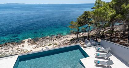 Villa Korcula Grandeur | 5 Bedrooms | Stunning Waterfront Setting | Direct Sea Access