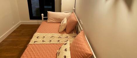 2 chambres, fer et planche à repasser, lit parapluie, Wi-Fi gratuit