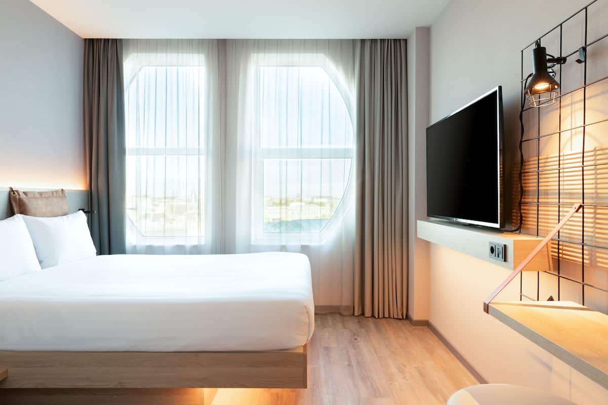Escritorio, tabla de planchar con plancha, wifi gratis y ropa de cama