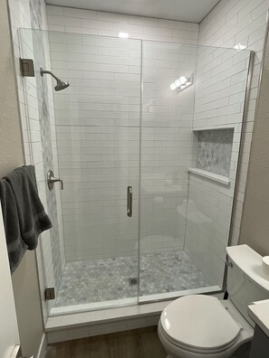 Dusche, Haartrockner, Handtücher, Seife