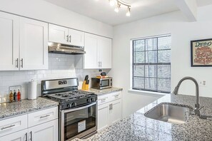 Fridge, microwave, oven, stovetop - Spacious and Modern 18 min from Stone Mountain (Decatur)