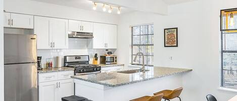 Refrigerador, microondas, horno y parrilla de estufa