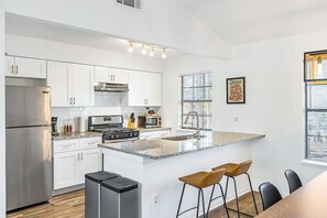 Fridge, microwave, oven, stovetop - Spacious and Modern 18 min from Stone Mountain (Decatur)