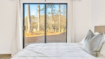 4 makuuhuonetta, työpöytä, silitysrauta/-lauta, ilmainen Wi-Fi