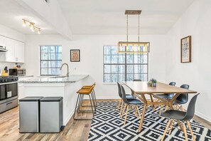 Fridge, microwave, oven, stovetop - Spacious and Modern 18 min from Stone Mountain (Decatur)