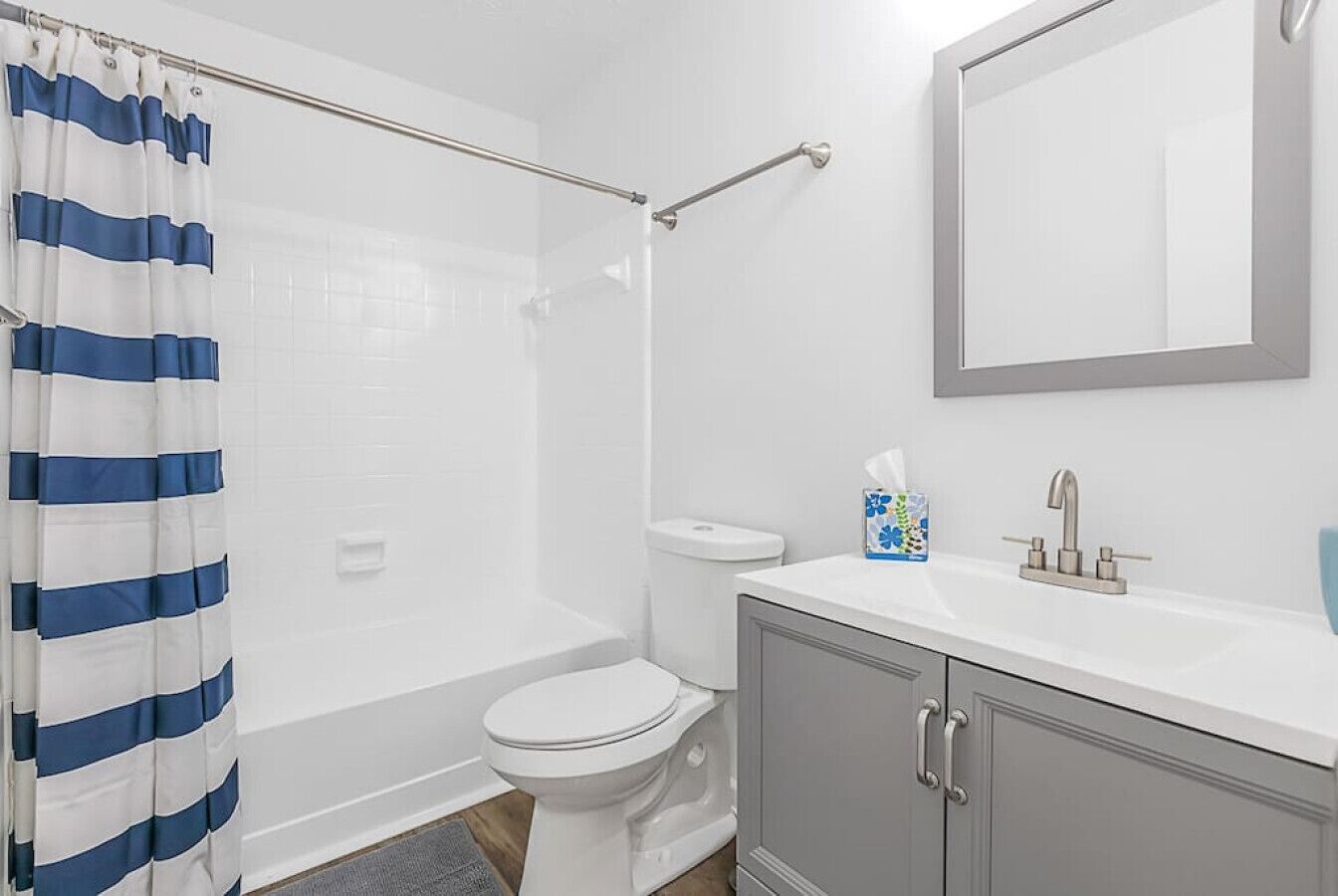 Un baño con ducha, inodoro y lavamanos.