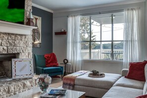 Een smart-tv, tafelvoetbal, boeken en een kantoor