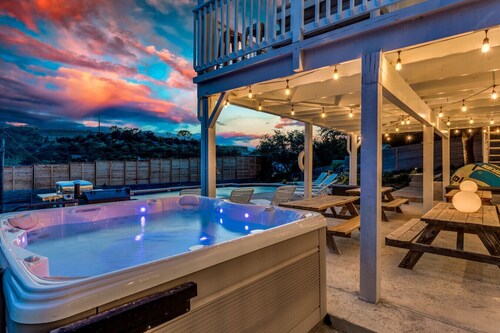 Lake Travis Bachelorette Pad: Heated Pool, Hot Tub & Fun, Foosball!