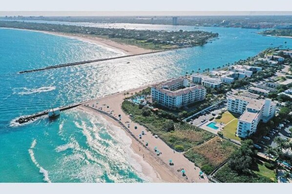 Overlooking the ocean, this hotel offers a serene beachfront with a long pier and lush surroundings.
