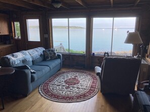 Smart-TV, Kamin, DVD-Player, Bücher