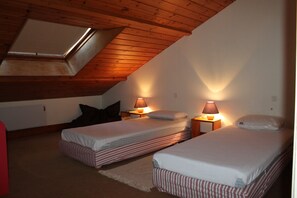 4 habitaciones y tabla de planchar con plancha