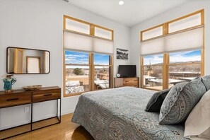 3 chambres, bureau, fer et planche à repasser, lit parapluie