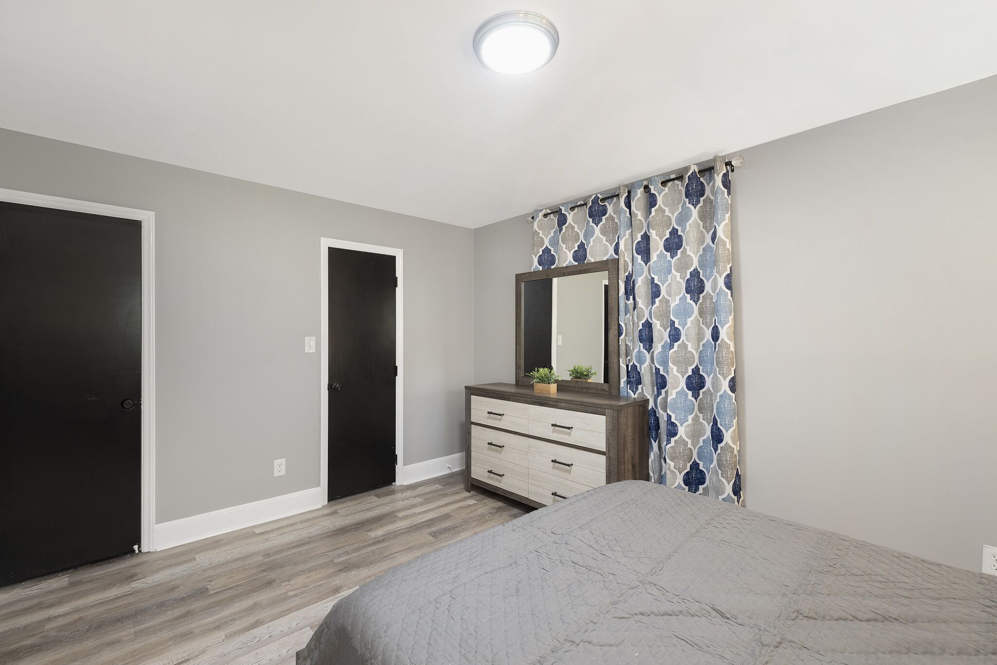 Newly renovated luxury 2bd 1b apartment. With king size bed & private driveway..