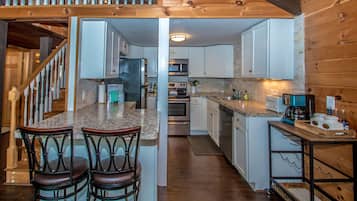 Kylskåp, mikrovågsugn, ugn och spishäll