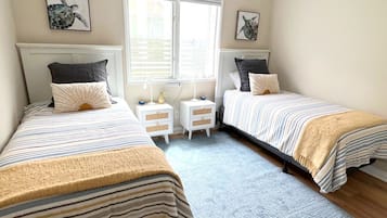 2 makuuhuonetta, tallelokero huoneessa, työpöytä, silitysrauta/-lauta