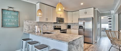 冷蔵庫、電子レンジ、オーブン、コンロ